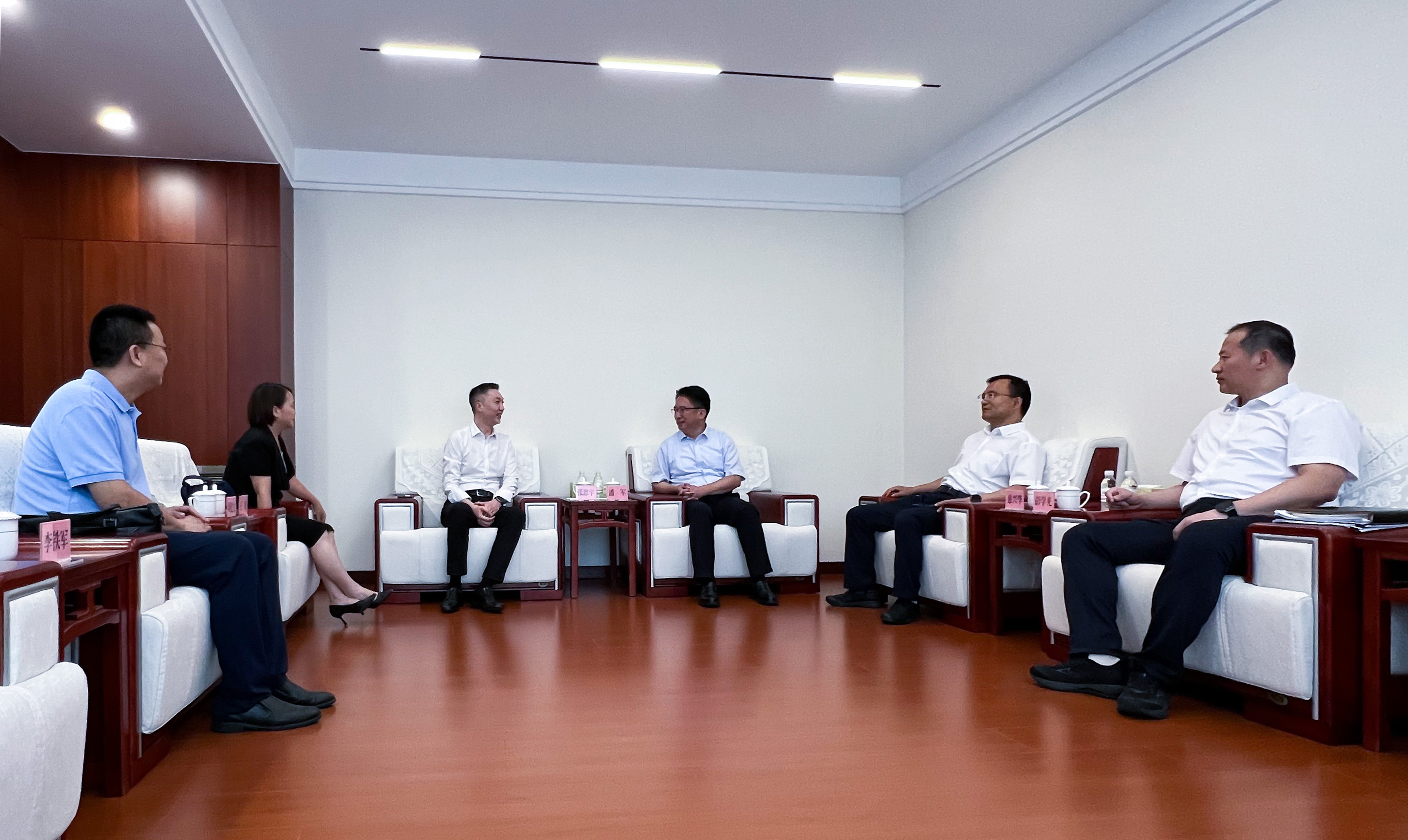 �������ǲ��ɷ��ܲ�һ�и���ʯ����γ���޹�˾����(ͼ1)